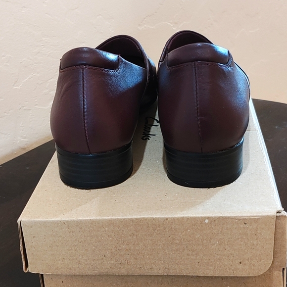 Clark's slip-on burgundy flats - Picture 4 of 6